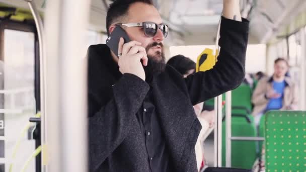 Toplu Taşıma Üzerinde Yakışıklı Adam Ayakta Görünümü Yakın Kalabalık Tramvay — Stok video