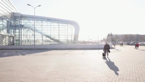 Ung Stilig Affärsman Student Kostym Levereras Med Portfölj Stationen Flygplatsen — Stockvideo