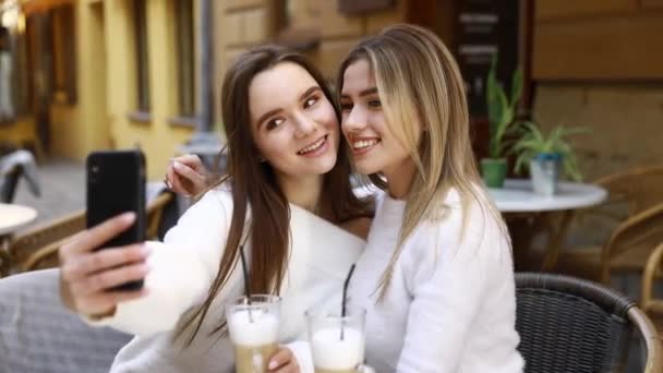 Barátnők Have Fun Kávézó Teázás Így Selfie — Stock videók