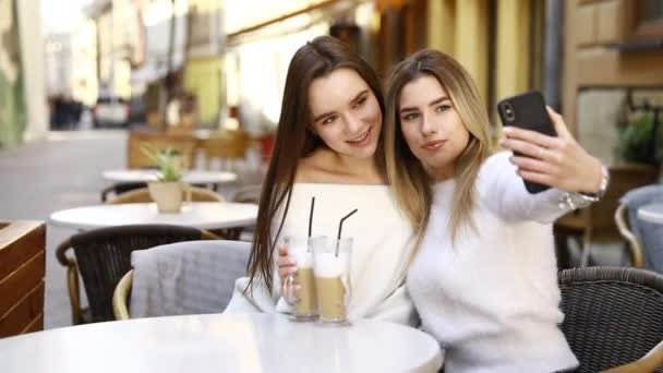 Barátnők Have Fun Kávézó Teázás Így Selfie — Stock videók
