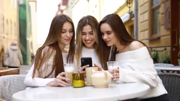 Csoport Fiatal Női Barátok Lóg Városban Többnemzetiségű Fiatal Nők Utcán — Stock videók