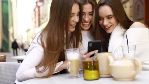一群年轻的女性朋友在城里闲逛 多种族的年轻妇女坐在街上玩得很开心 — 图库视频影像