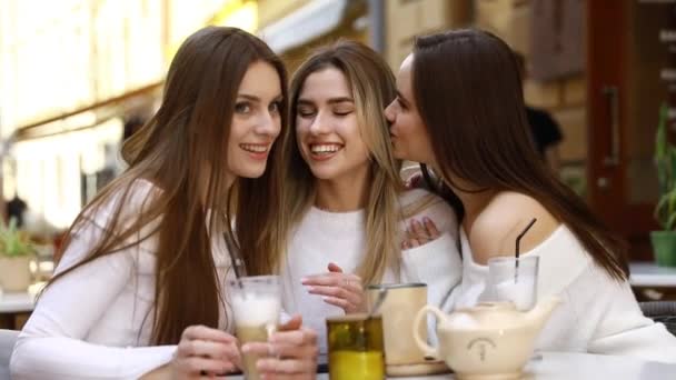 Grupo Jovens Amigas Cidade Mulheres Jovens Multirraciais Sentadas Rua Divertindo — Vídeo de Stock