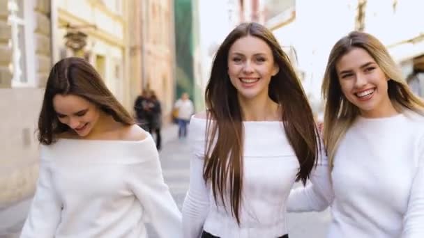 Grupa Młodych Kobiet Przyjaciół Wychodzić Mieście Wielorasowe Młode Kobiety Siedzące — Wideo stockowe