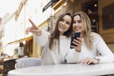 Kız var eğlence içinde Cafe