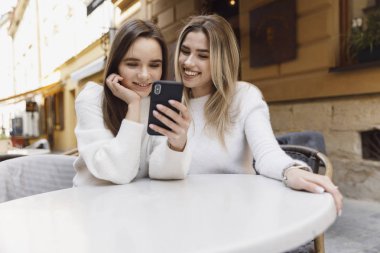 Kız var eğlence içinde Cafe