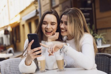 Kız var eğlence içinde Cafe