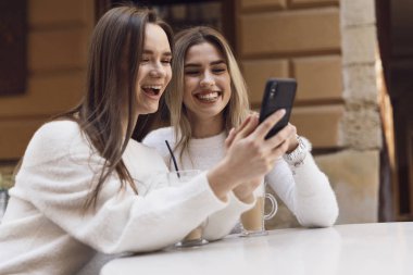 Kız var eğlence içinde Cafe