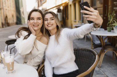 Kız var eğlence içinde Cafe