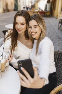 Kız var eğlence içinde Cafe