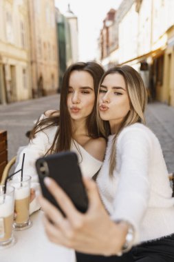 Kız var eğlence içinde Cafe