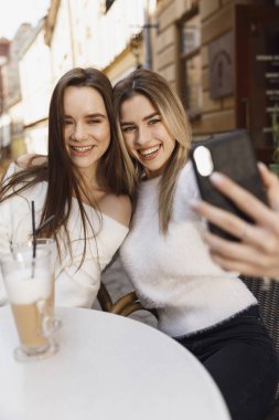 Kız var eğlence içinde Cafe