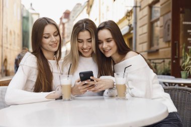 Kız var eğlence içinde Cafe