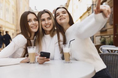 Kız var eğlence içinde Cafe