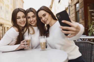 Kız var eğlence içinde Cafe