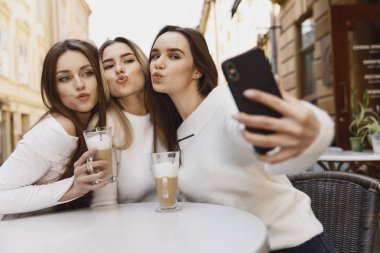 Kız var eğlence içinde Cafe