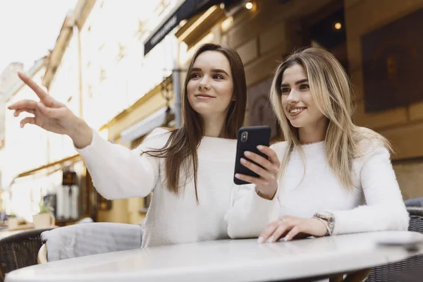 Copines avoir du plaisir dans le café — Photo