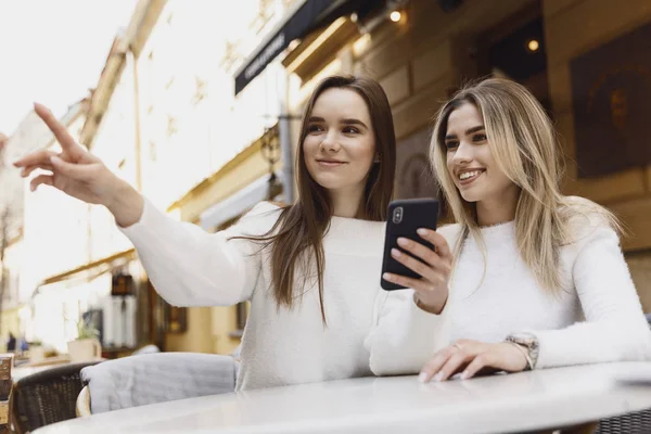 Vriendinnen hebben plezier in café — Stockfoto