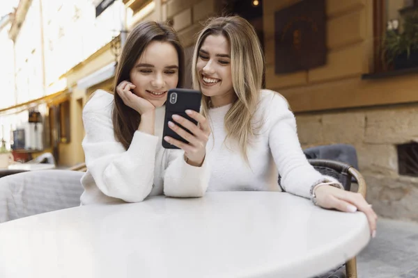 Vriendinnen hebben plezier in café — Stockfoto