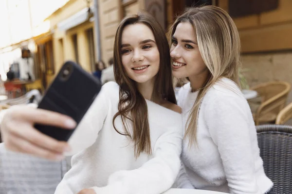 Přítelkyně se v kavárně baví — Stock fotografie