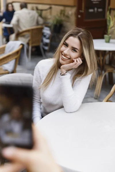 Copines avoir du plaisir dans le café — Photo