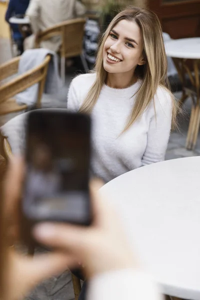 Copines avoir du plaisir dans le café — Photo