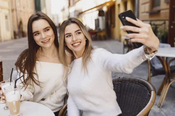 Freundinnen haben Spaß im Café — Stockfoto