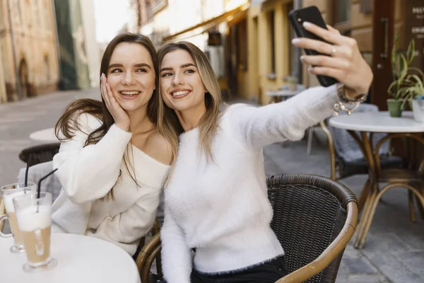 Flick vänner har kul i caféet — Stockfoto