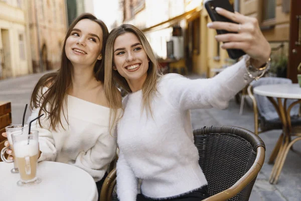 Freundinnen haben Spaß im Café — Stockfoto