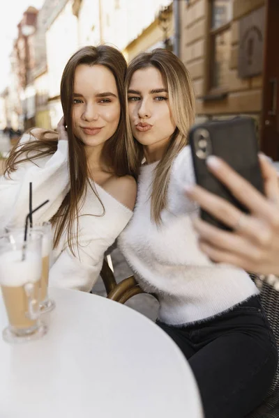 Подружки розважаються в кафе — стокове фото
