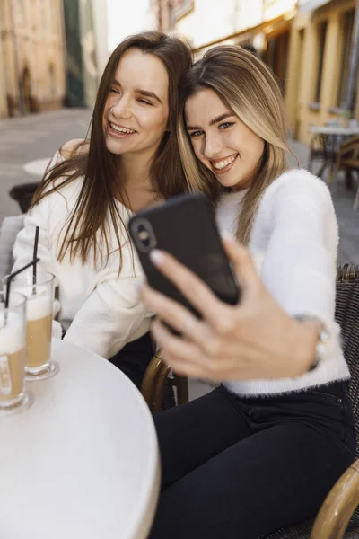 Copines avoir du plaisir dans le café — Photo