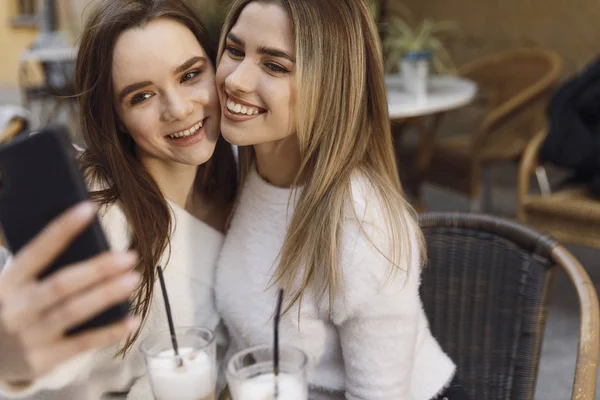 Freundinnen haben Spaß im Café — Stockfoto