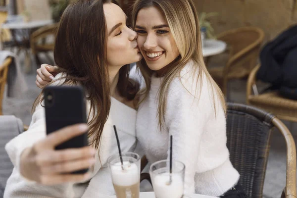 Vriendinnen hebben plezier in café — Stockfoto