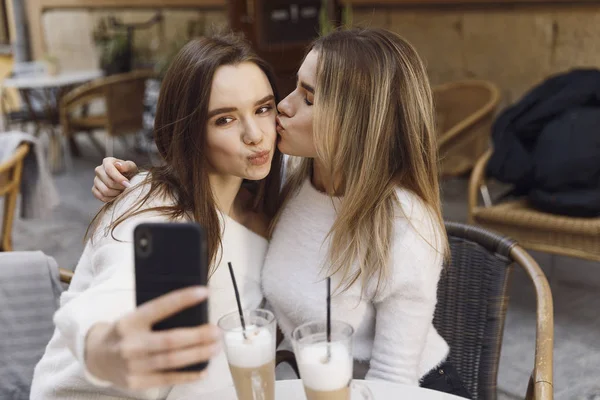Freundinnen haben Spaß im Café — Stockfoto