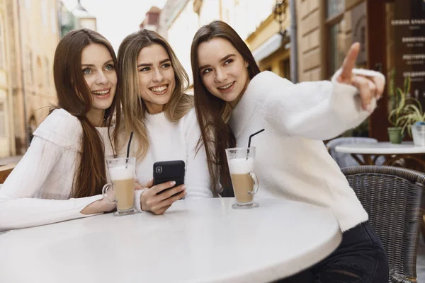 Vriendinnen hebben plezier in café — Stockfoto