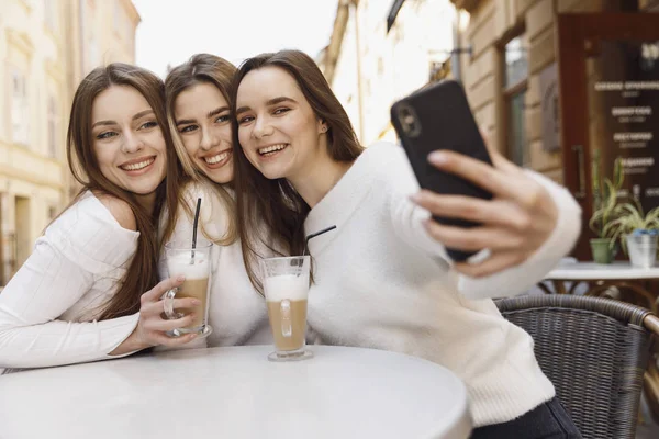 Flick vänner har kul i caféet — Stockfoto