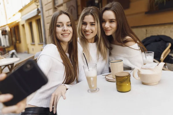 Vriendinnen hebben plezier in café — Stockfoto