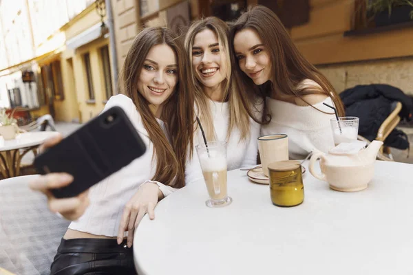 Οι φιλενάδες διασκεδάζουν στο καφέ — Φωτογραφία Αρχείου