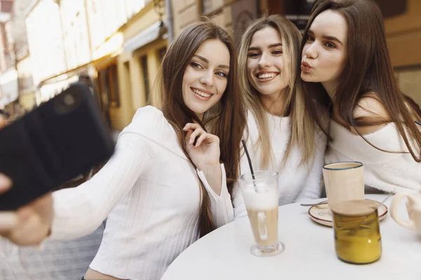 Flick vänner har kul i caféet — Stockfoto