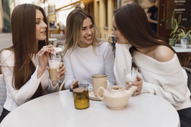 Kız var eğlence içinde Cafe