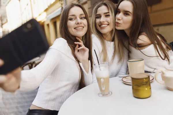 Vriendinnen hebben plezier in café — Stockfoto