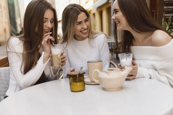 Freundinnen haben Spaß im Café — Stockfoto