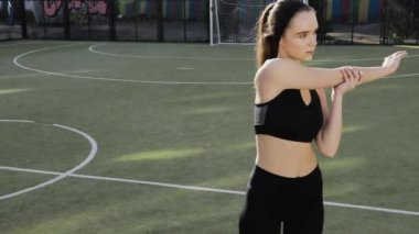 Gündoğumu ile güneşin içinde belgili tanımlık geçmiş vasıl uzanan bir fitness kadın profili silüeti. Açık havada kadar ısınma sağlıklı genç bir kadın. O onun kol ve bacak Germe.