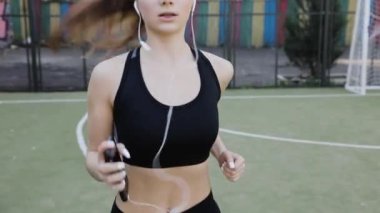 Sabah egzersiz. Kulaklığımda çalışan mutlu güzel kadın. Yaşam sağlıklı yaşam tarzı.