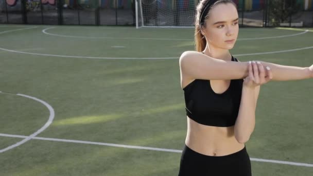 Silueta Perfil Mujer Fitness Que Extiende Amanecer Con Sol Fondo — Vídeos de Stock