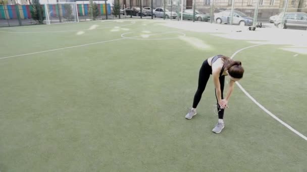 Silhouet Van Een Fitness Vrouw Profiel Rekken Bij Zonsopgang Met — Stockvideo