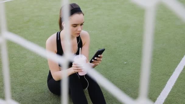 Mladá Žena Poslechu Hudby Sluchátka Chytrý Telefon App Pro Fitness — Stock video