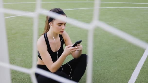 Jonge Vrouw Luisteren Naar Muziek Met Koptelefoon Smartphone App Voor — Stockvideo