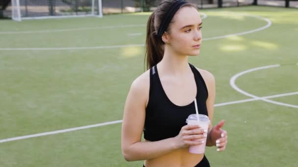 Atletische Vrouw Houden Goed Rode Detox Smoothie Fitness Workout — Stockvideo