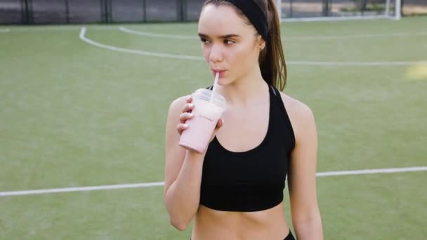 Atletische Vrouw Houden Goed Rode Detox Smoothie Fitness Workout — Stockvideo